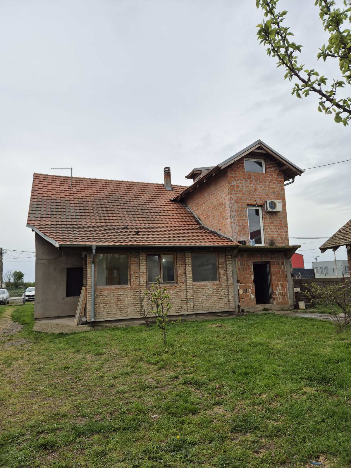 Kuća sa pomoćnim objektom – halom u Petrovčiću