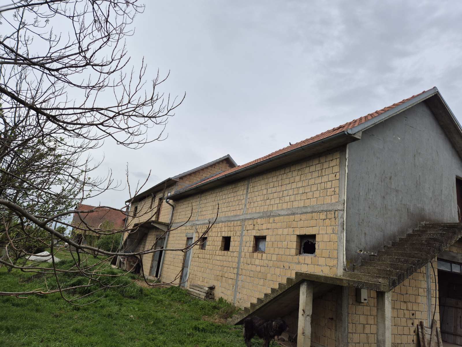 Kuća sa pomoćnim objektom – halom u Petrovčiću