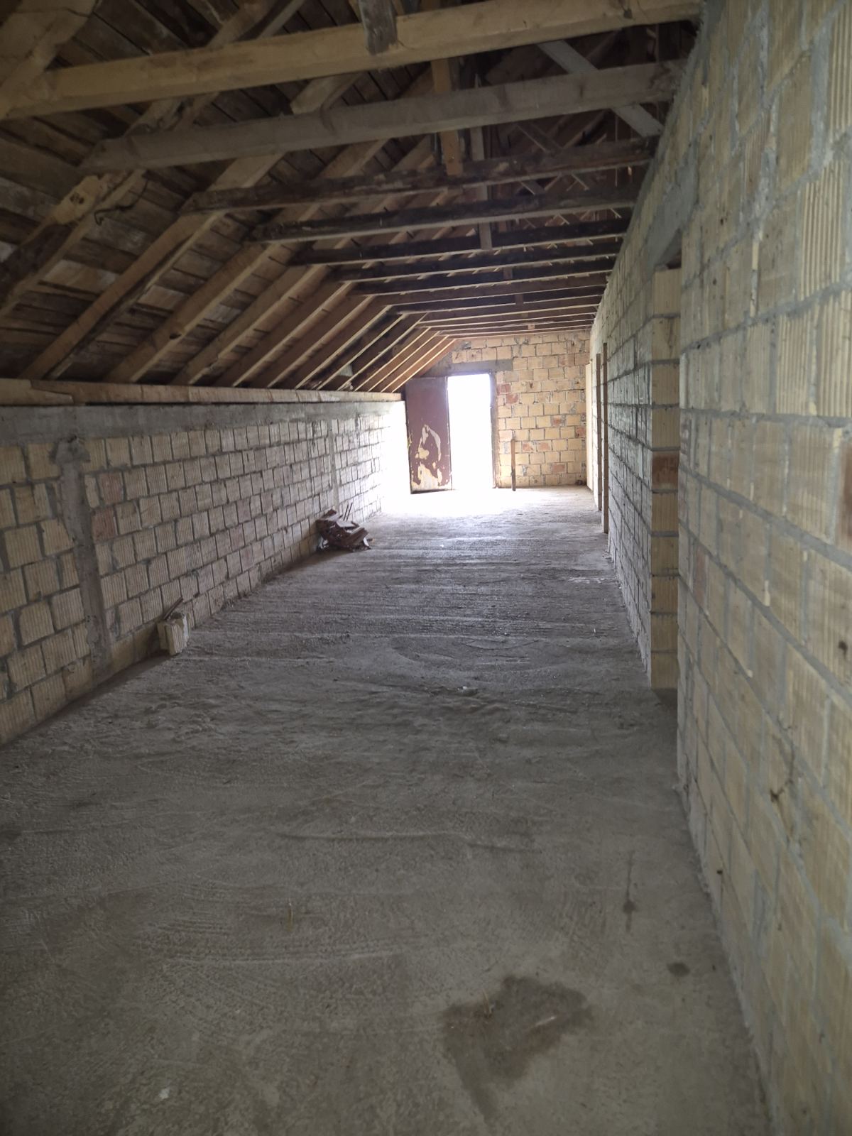 Kuća sa pomoćnim objektom – halom u Petrovčiću