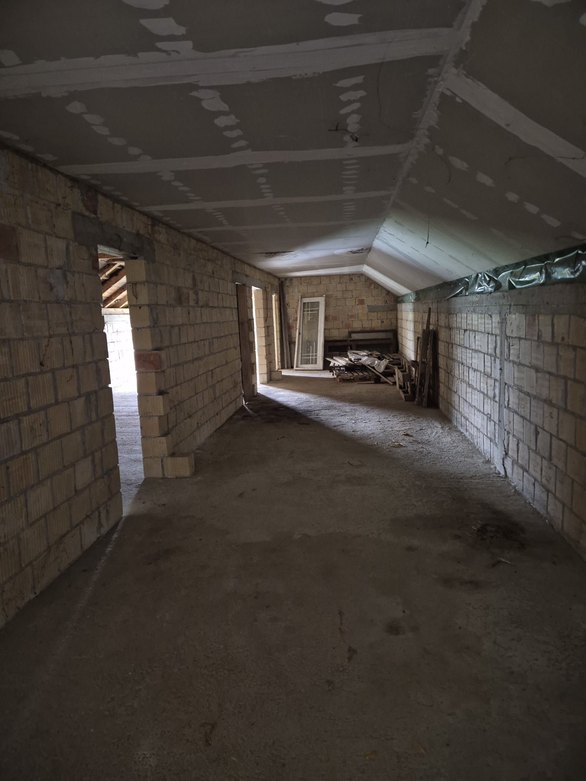 Kuća sa pomoćnim objektom – halom u Petrovčiću