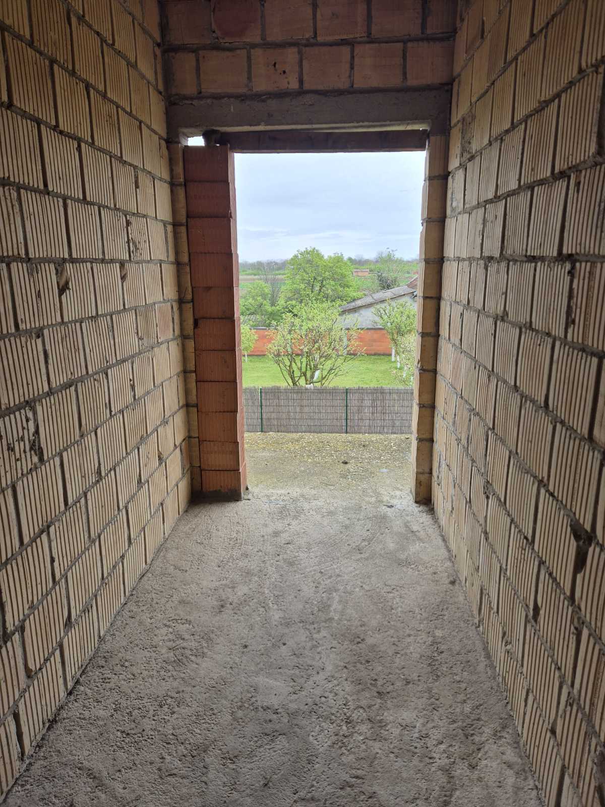 Kuća sa pomoćnim objektom – halom u Petrovčiću