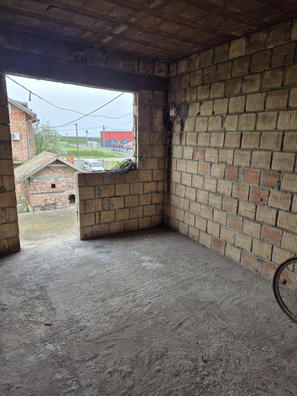 Kuća sa pomoćnim objektom – halom u Petrovčiću