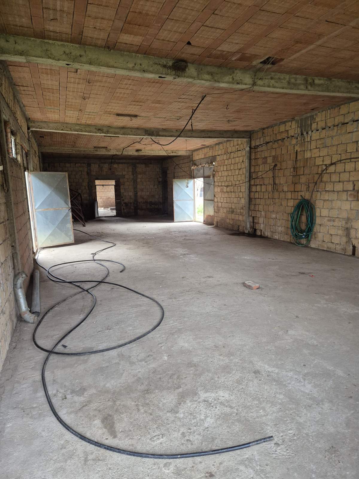 Kuća sa pomoćnim objektom – halom u Petrovčiću