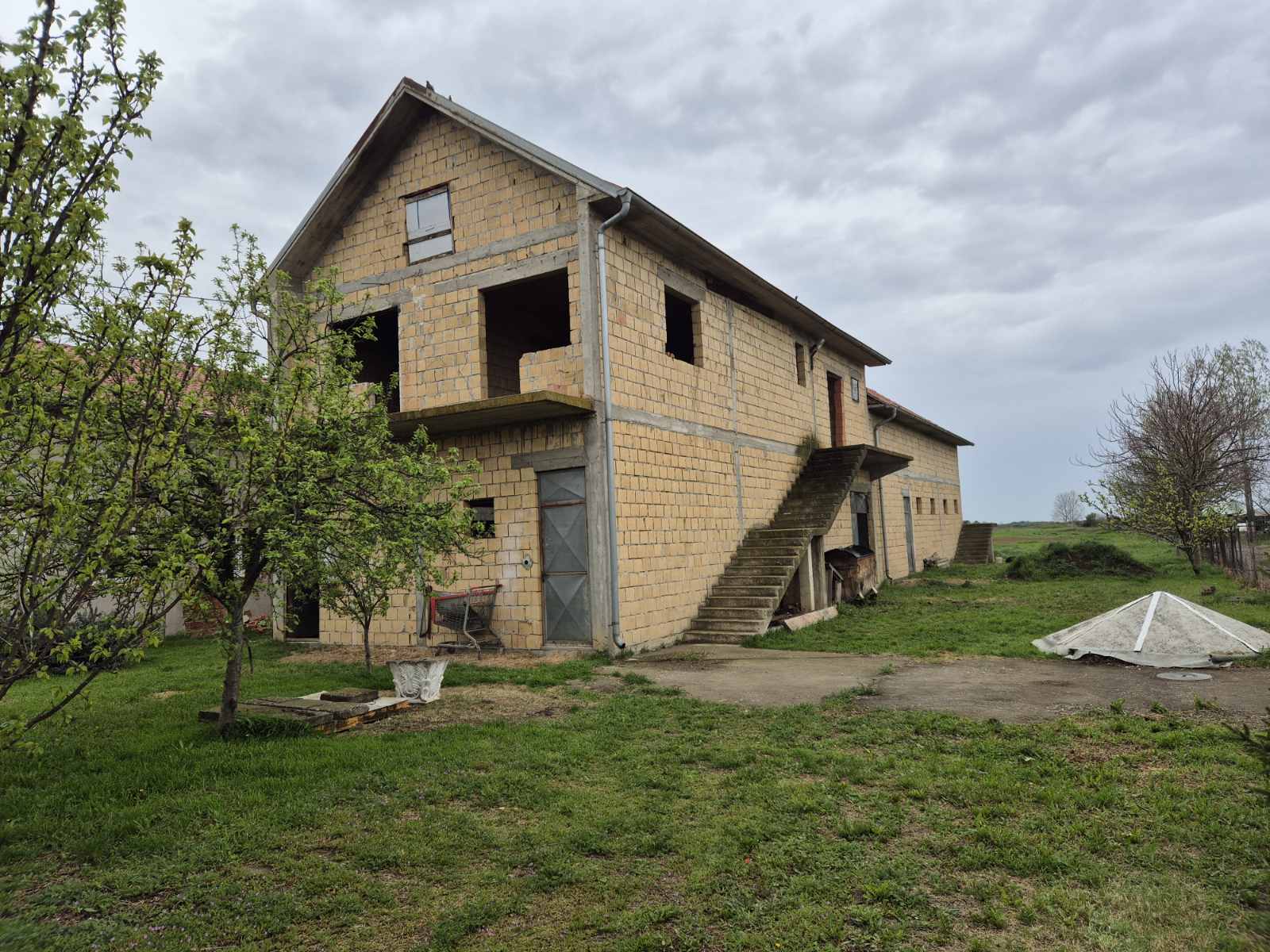 Kuća sa pomoćnim objektom – halom u Petrovčiću