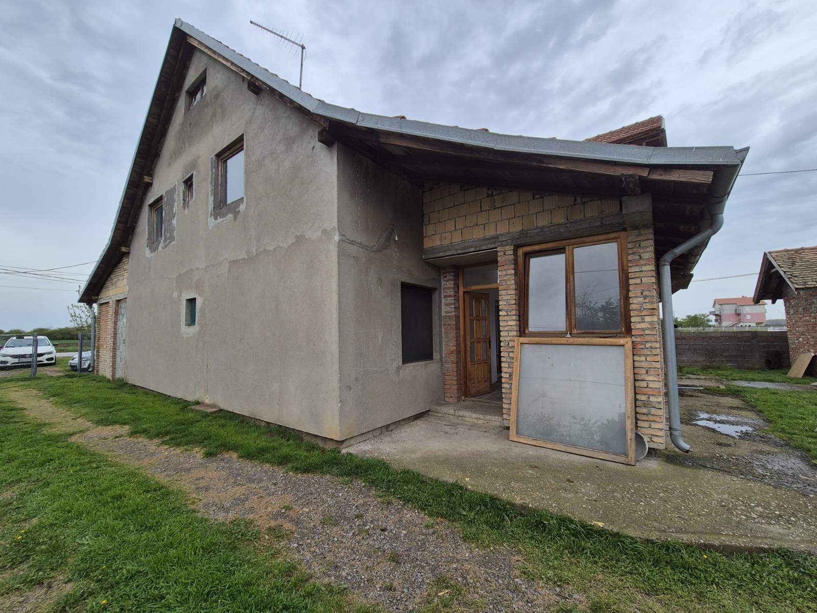 Kuća sa pomoćnim objektom – halom u Petrovčiću