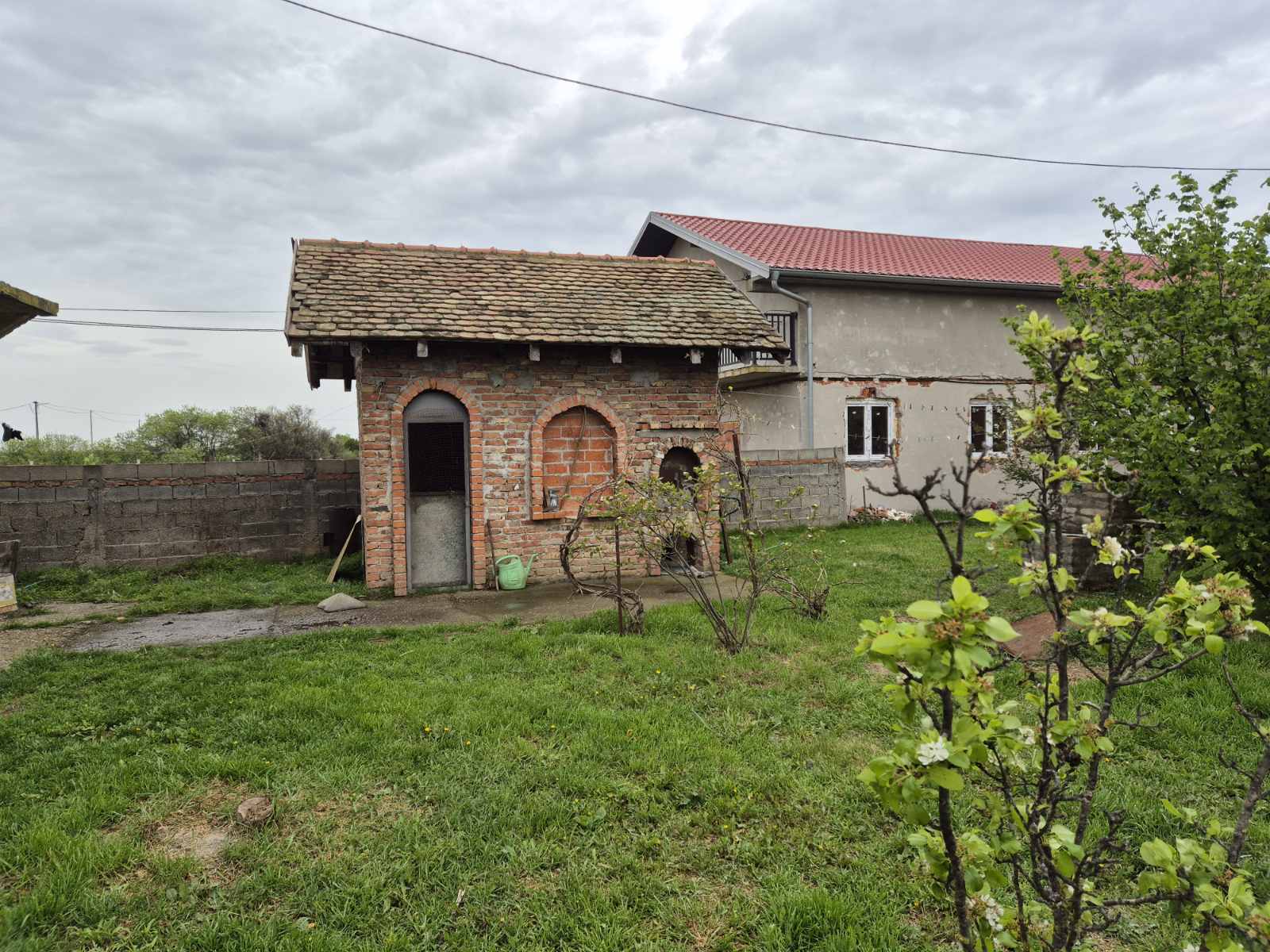 Kuća sa pomoćnim objektom – halom u Petrovčiću