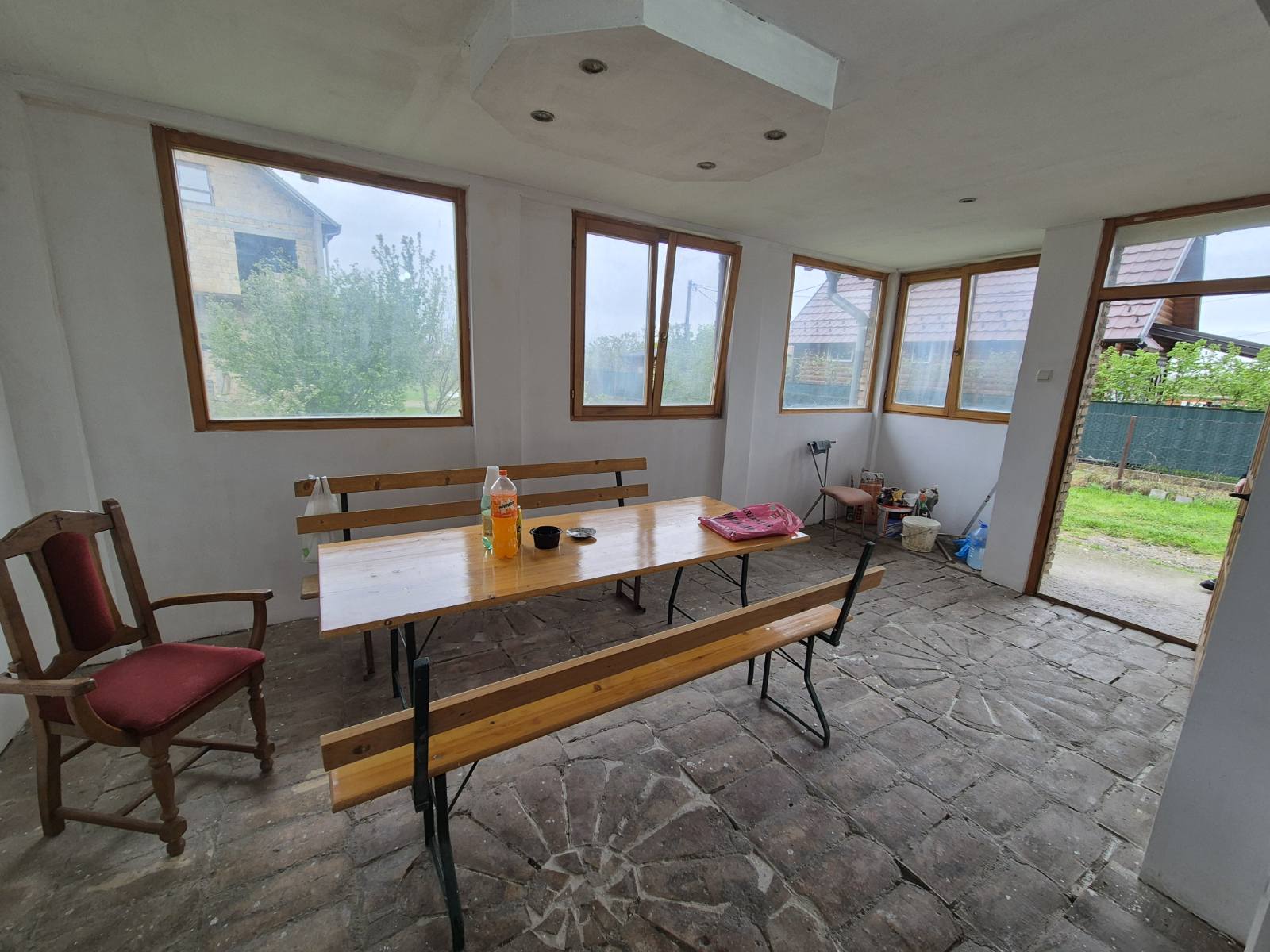 Kuća sa pomoćnim objektom – halom u Petrovčiću