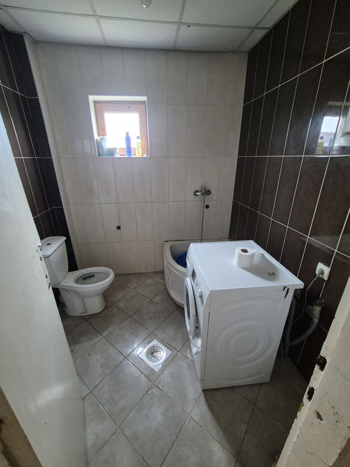 Kuća sa pomoćnim objektom – halom u Petrovčiću