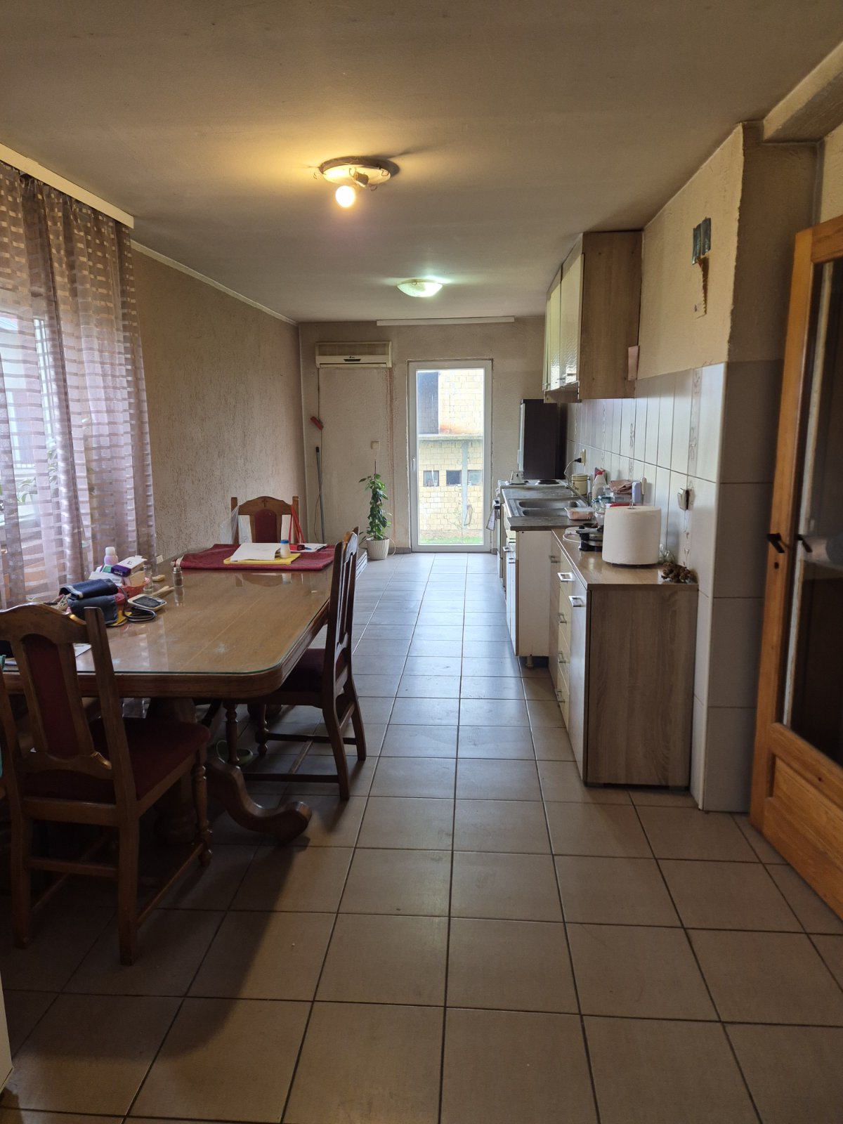 Kuća sa pomoćnim objektom – halom u Petrovčiću