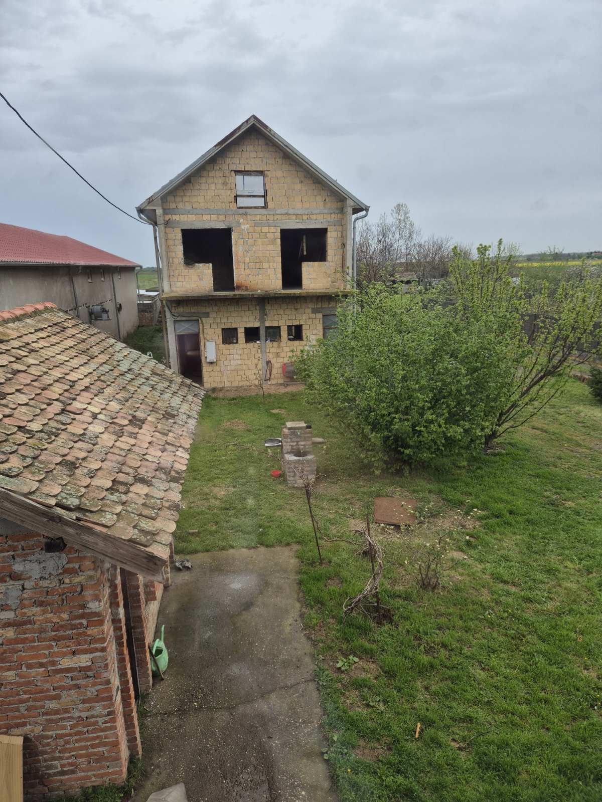 Kuća sa pomoćnim objektom – halom u Petrovčiću