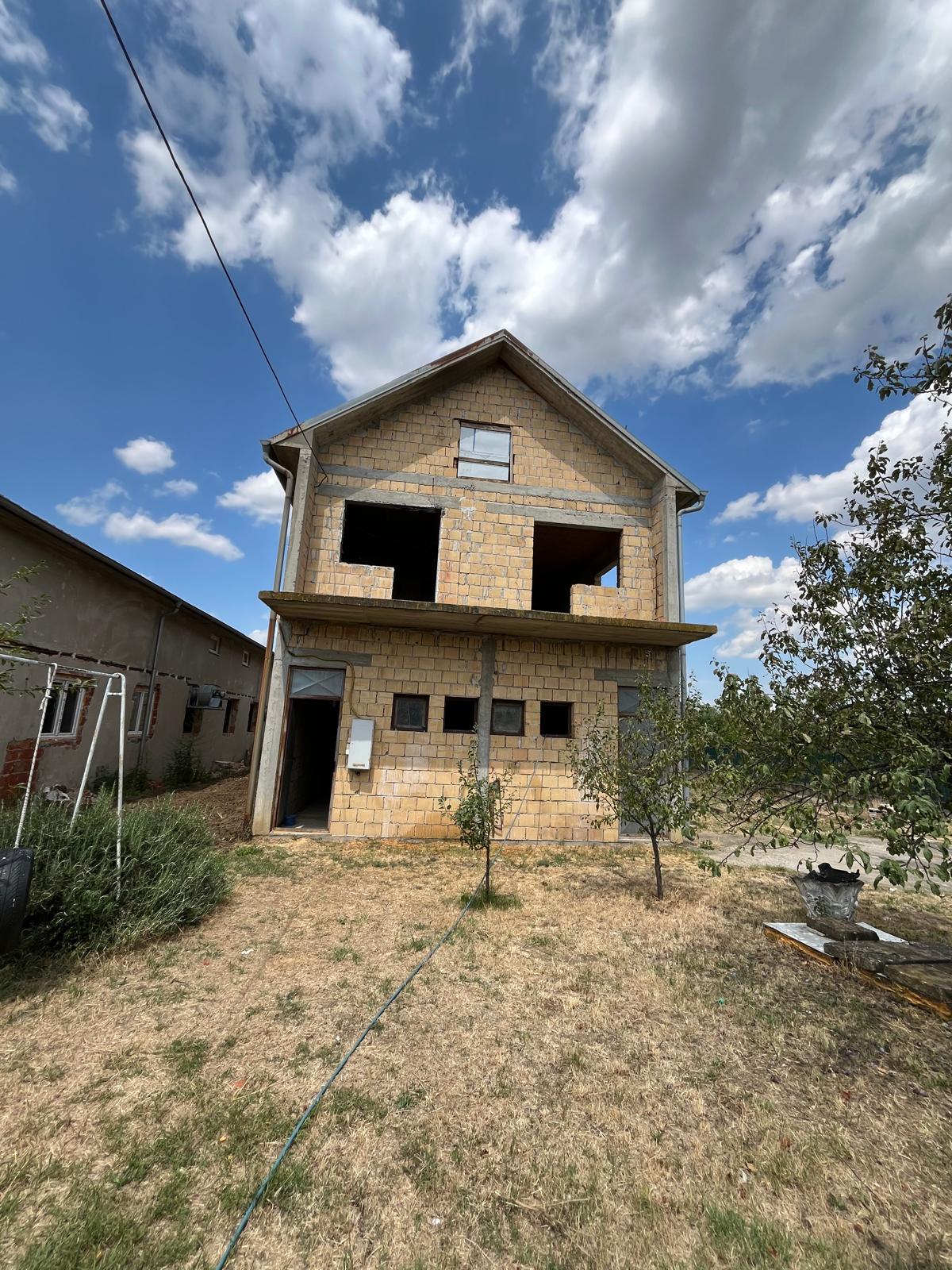 Kuća sa pomoćnim objektom – halom u Petrovčiću