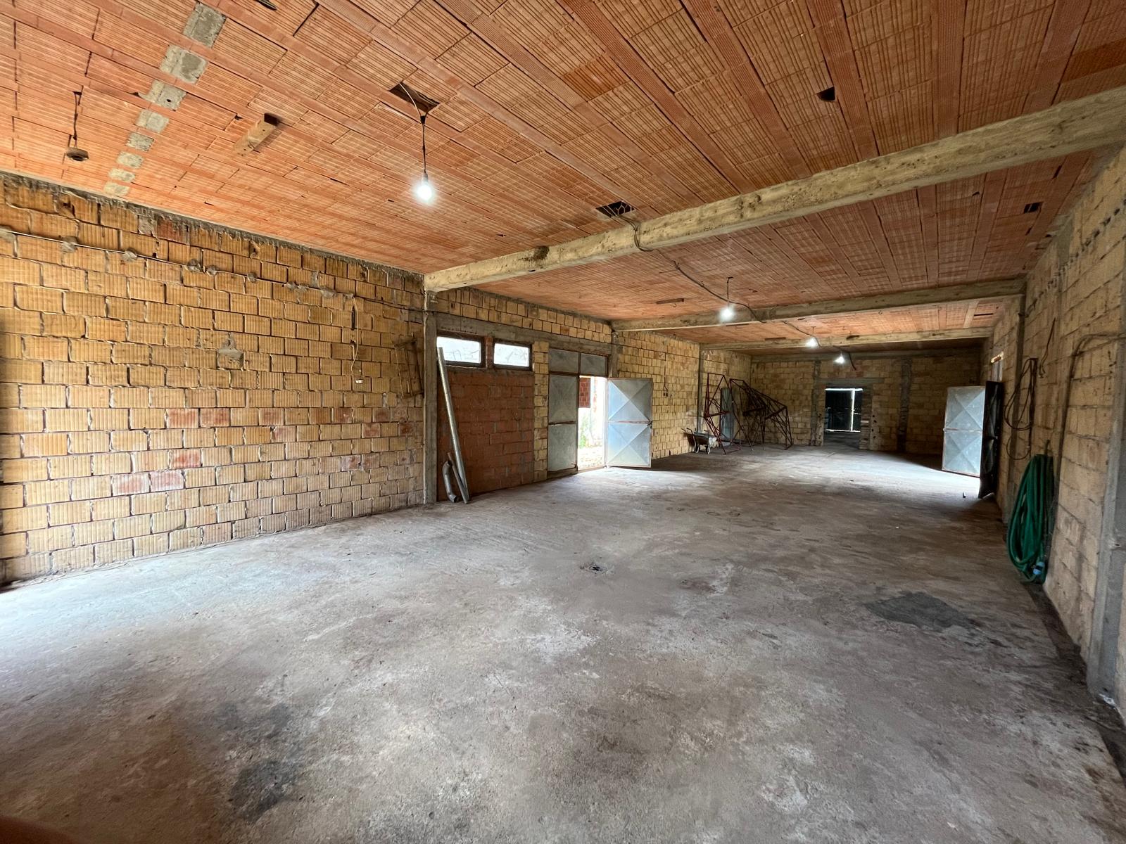 Kuća sa pomoćnim objektom – halom u Petrovčiću