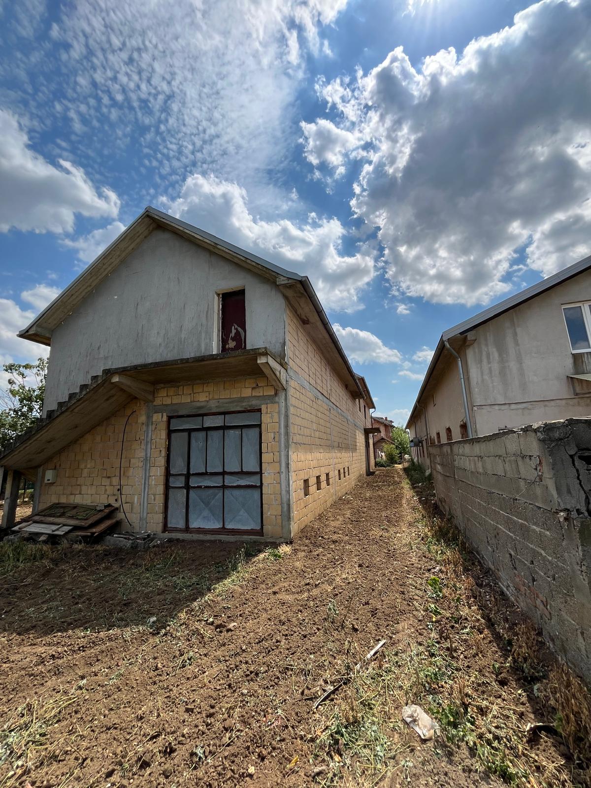 Kuća sa pomoćnim objektom – halom u Petrovčiću