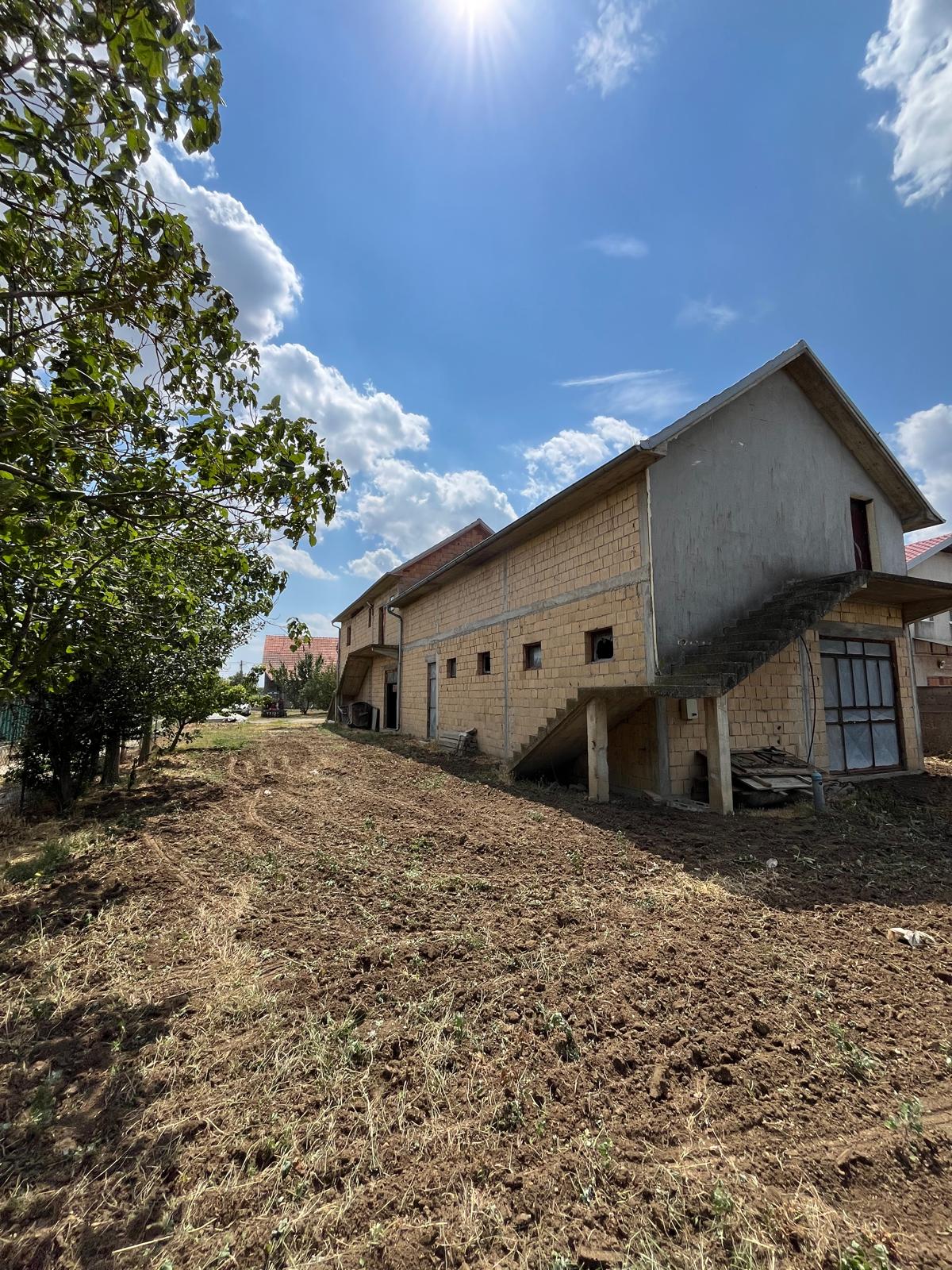 Kuća sa pomoćnim objektom – halom u Petrovčiću