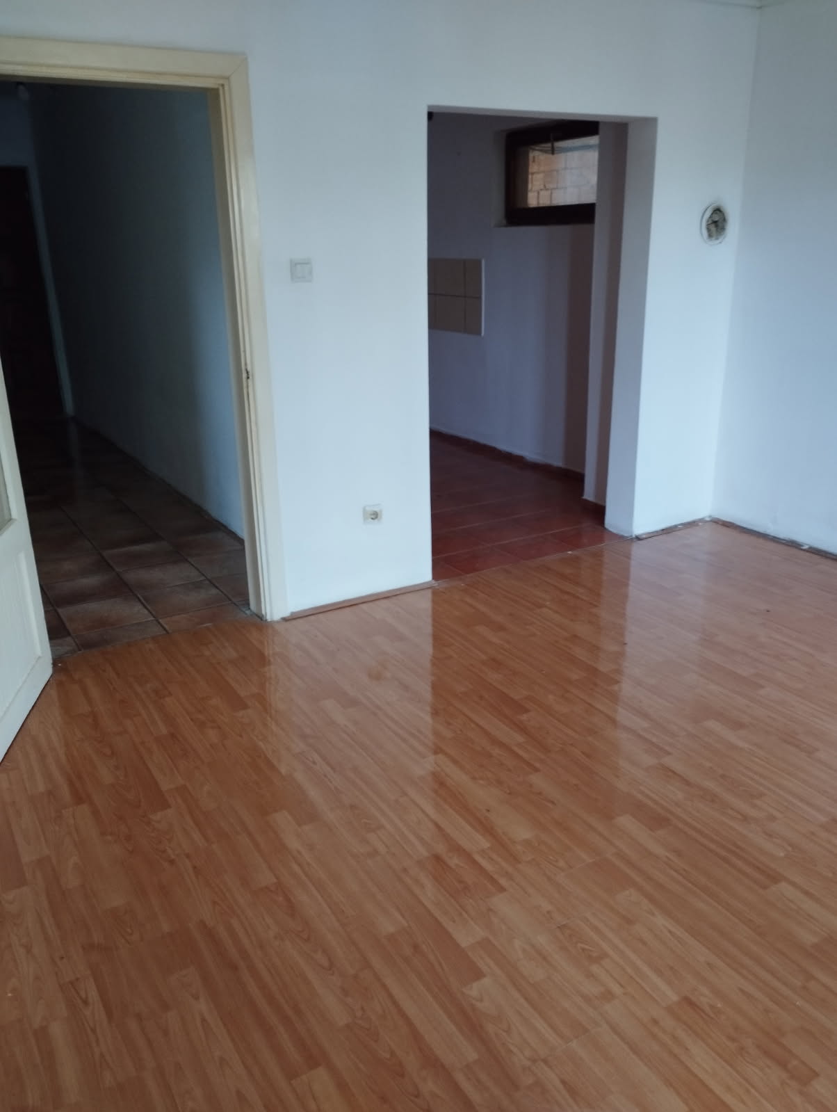 Kuća sa pomoćnim objektom – halom u Petrovčiću