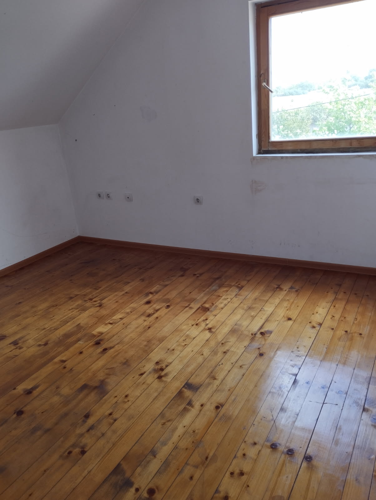 Kuća sa pomoćnim objektom – halom u Petrovčiću