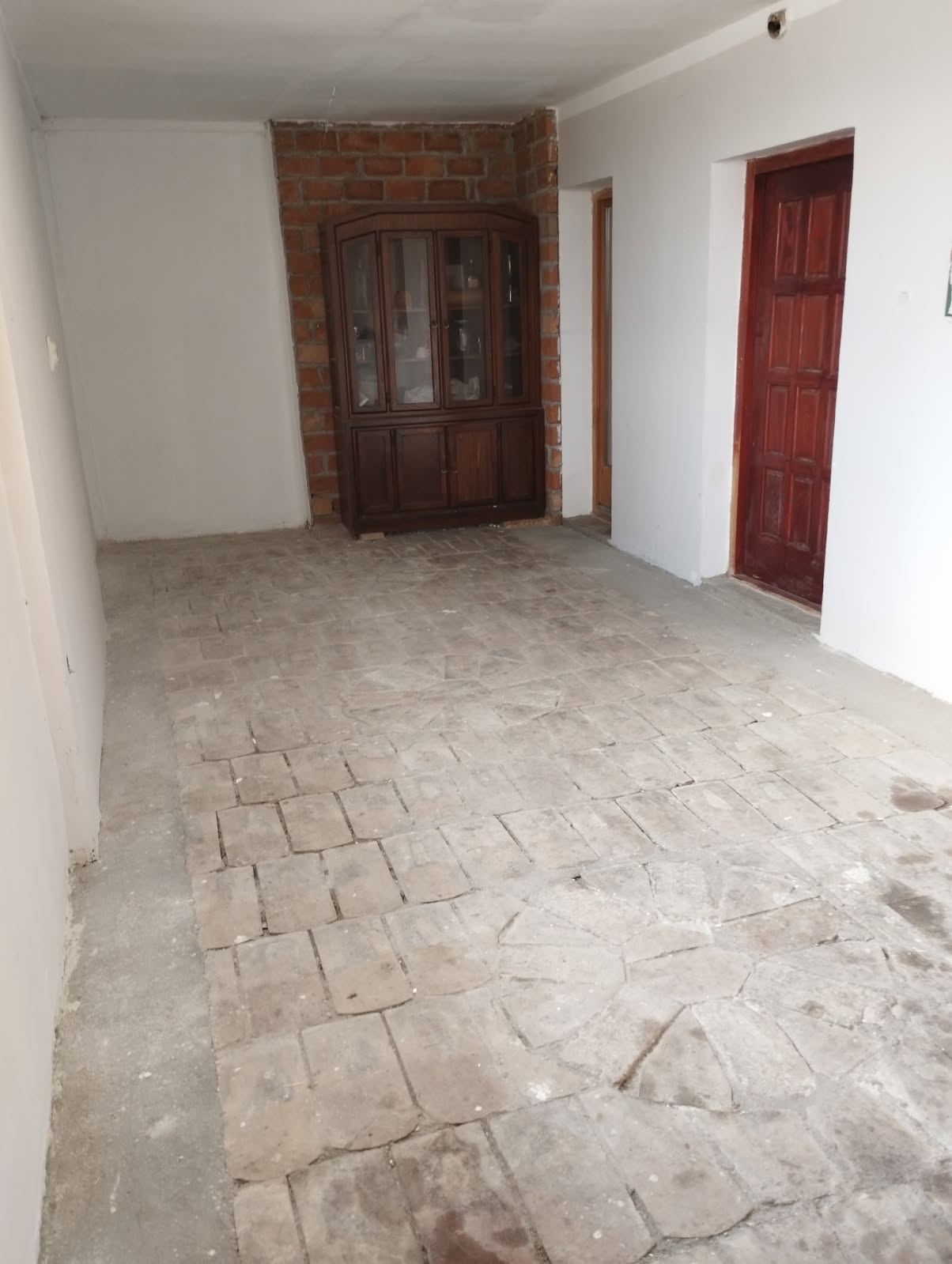 Kuća sa pomoćnim objektom – halom u Petrovčiću