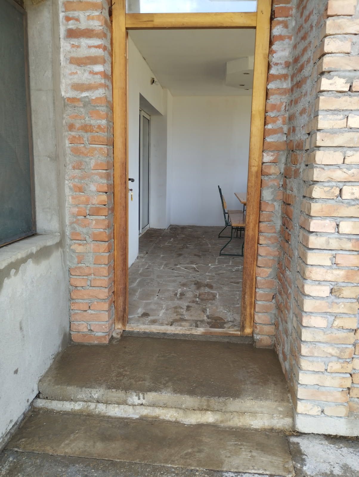 Kuća sa pomoćnim objektom – halom u Petrovčiću