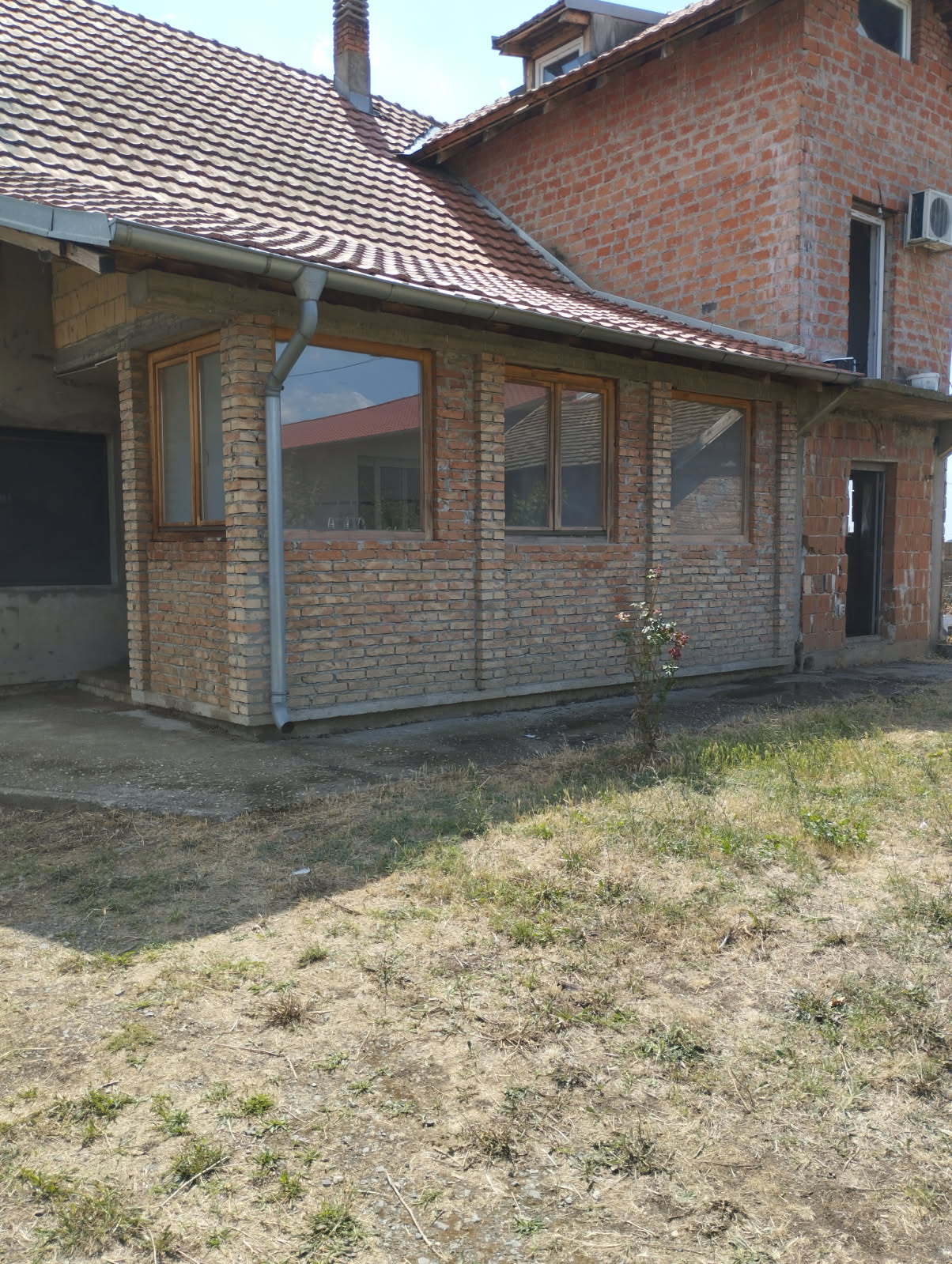 Kuća sa pomoćnim objektom – halom u Petrovčiću