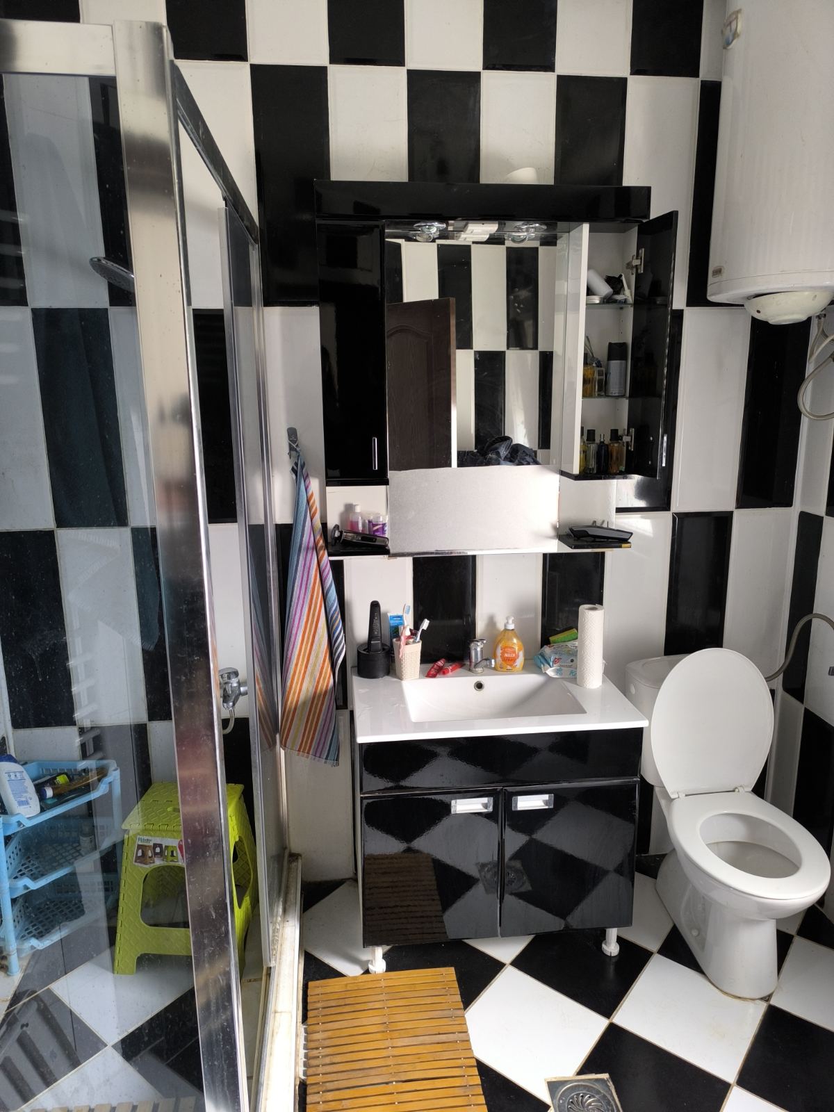 Kuća i hala u Karlovčiću