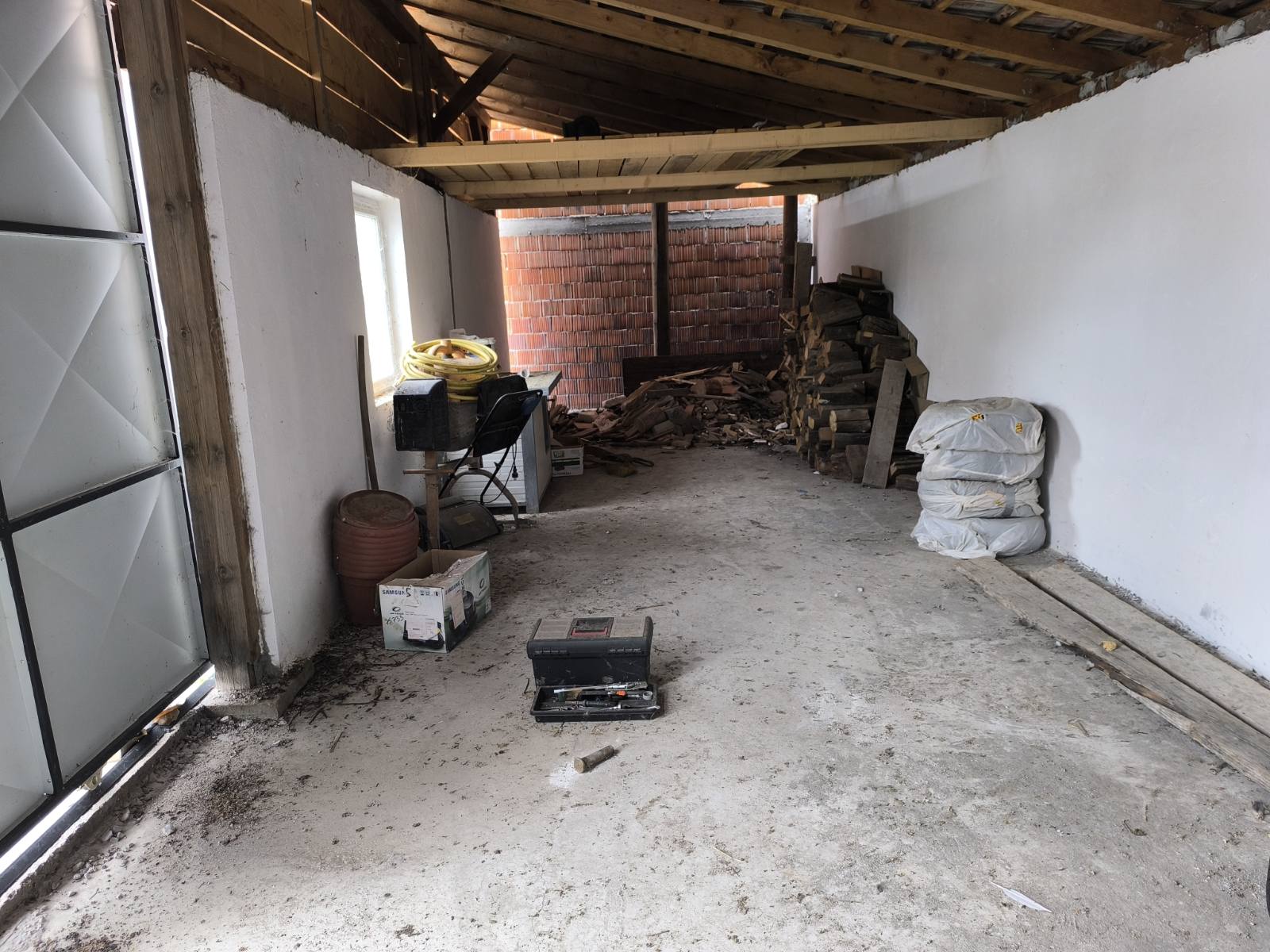 Kuća i hala u Karlovčiću