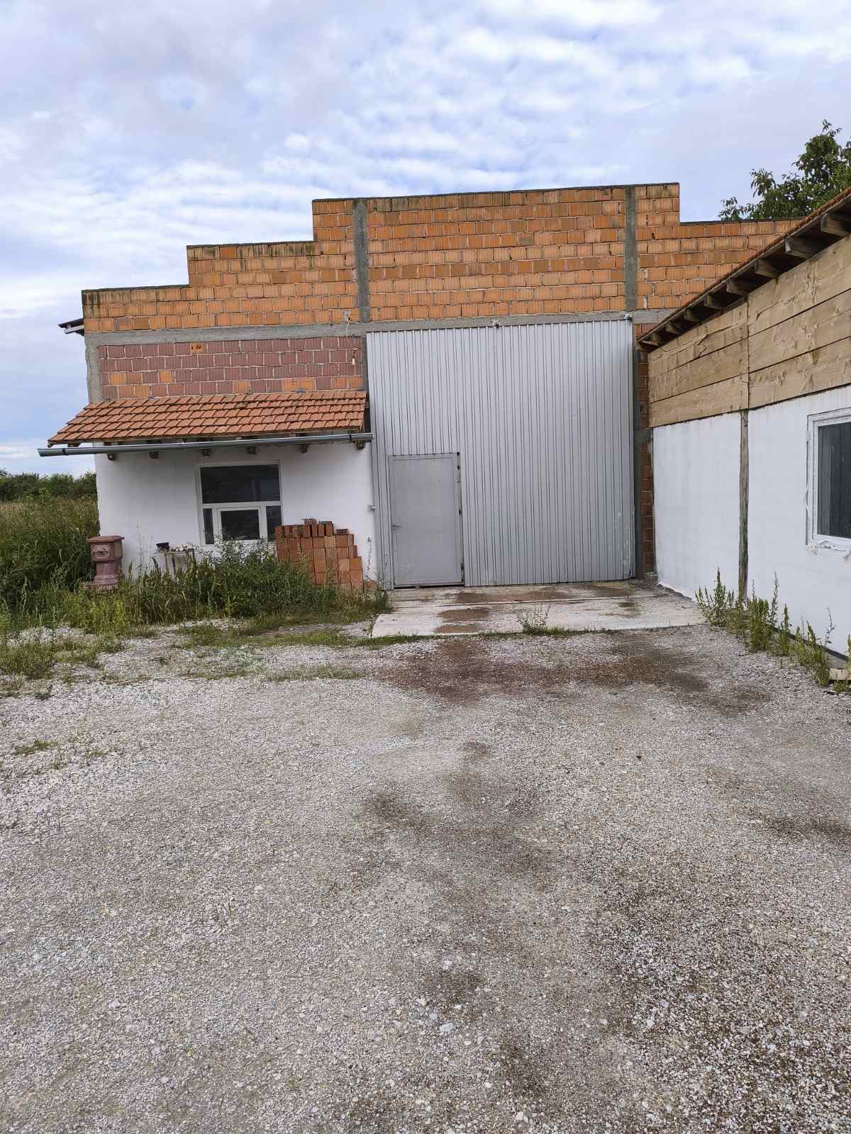 Kuća i hala u Karlovčiću