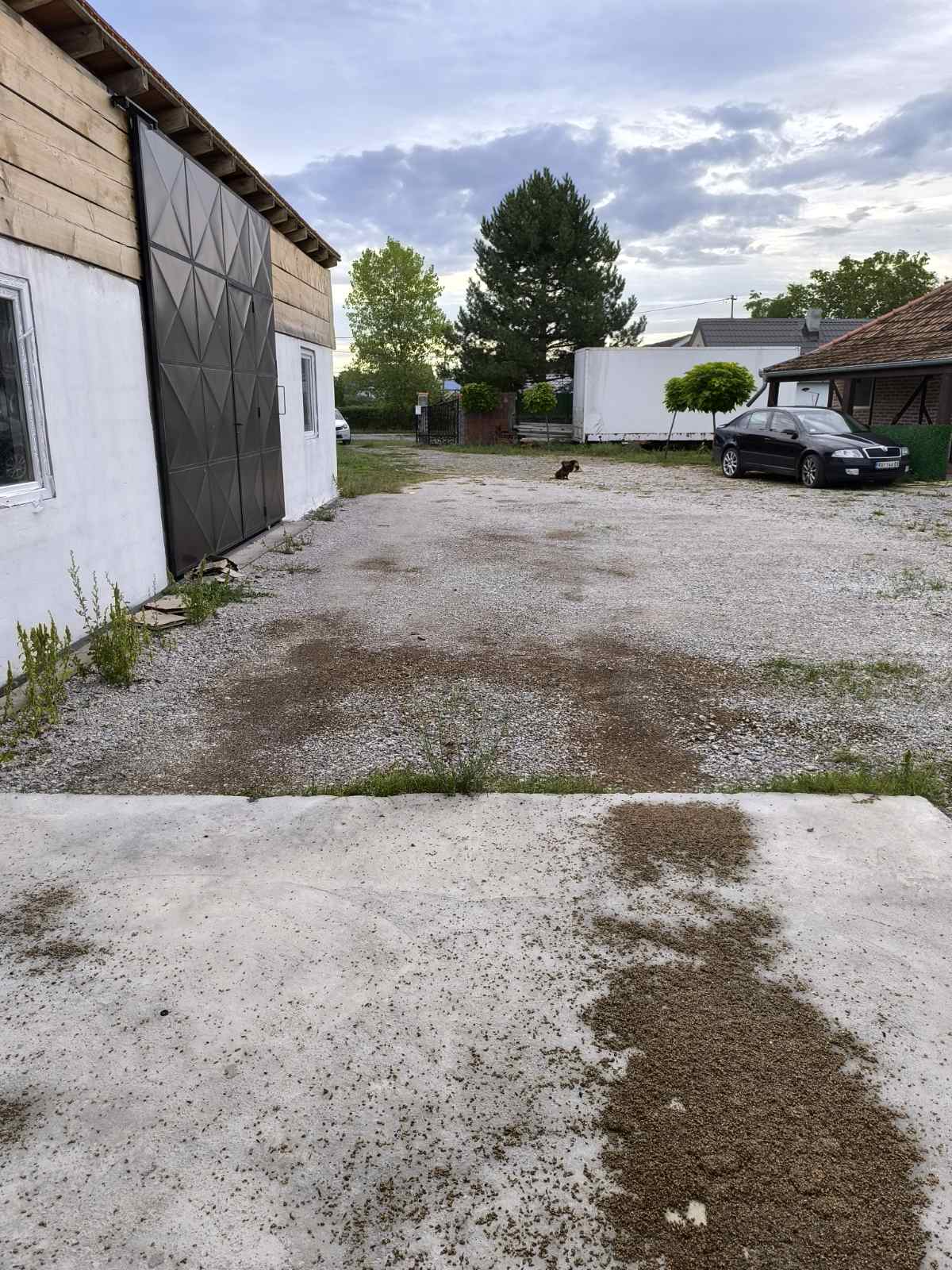 Kuća i hala u Karlovčiću