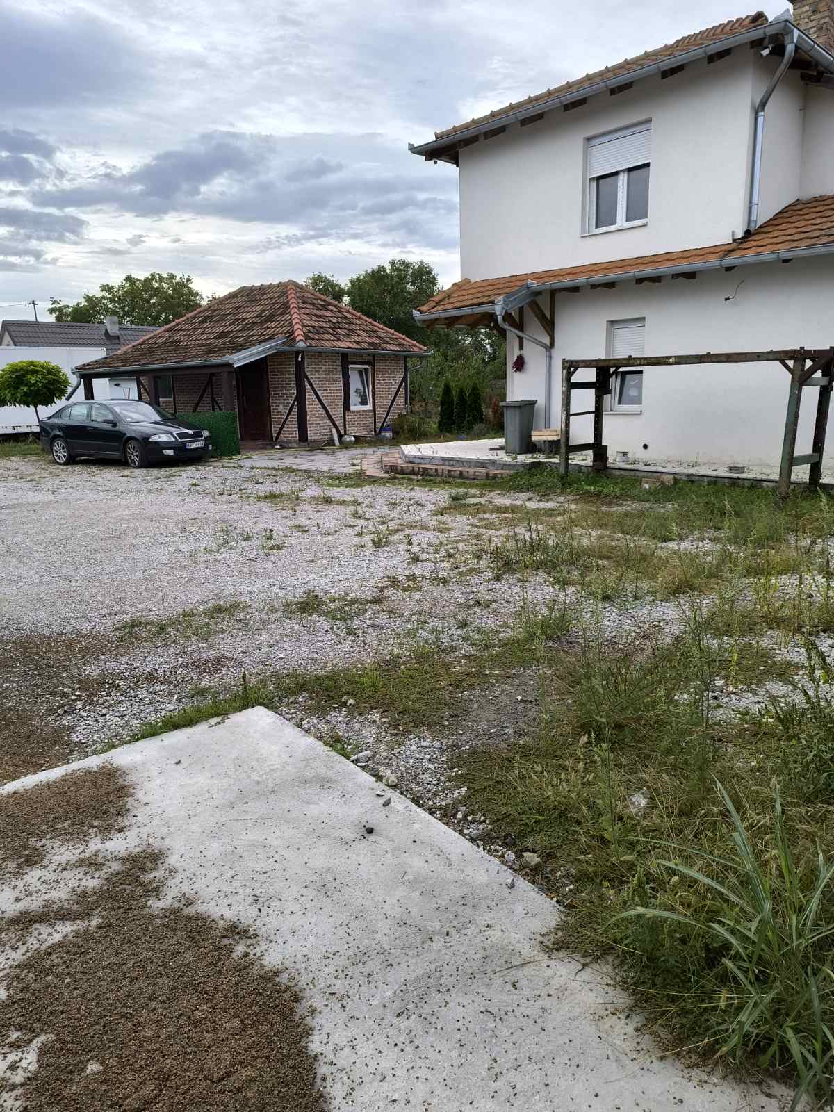 Kuća i hala u Karlovčiću