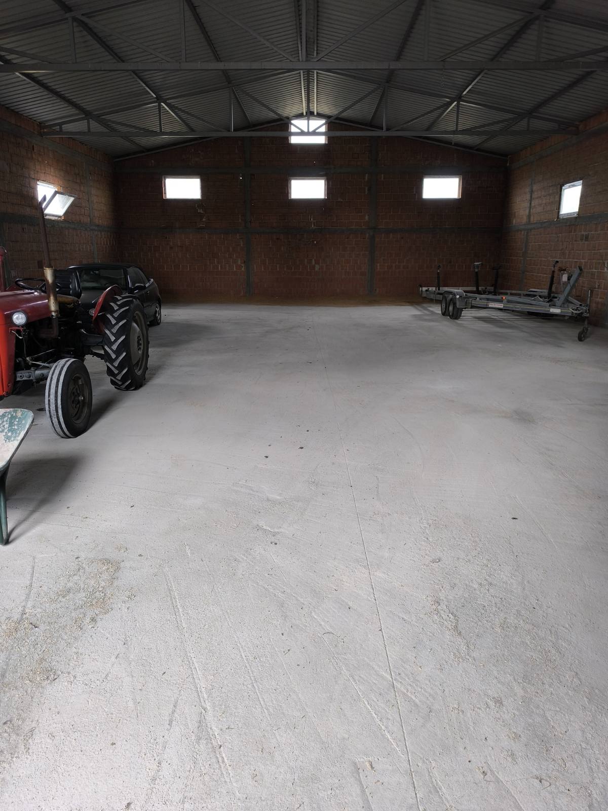 Kuća i hala u Karlovčiću