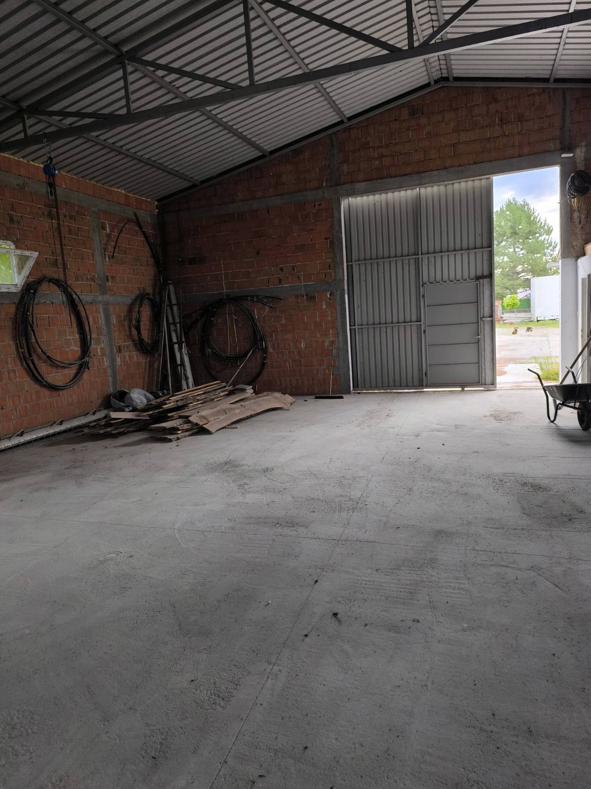 Kuća i hala u Karlovčiću