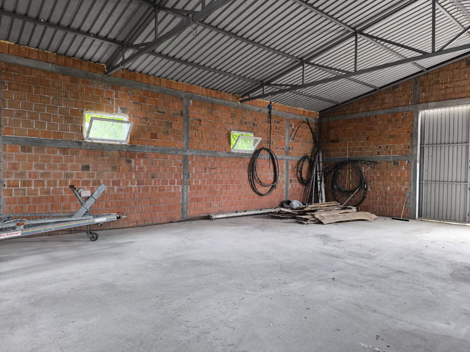 Kuća i hala u Karlovčiću