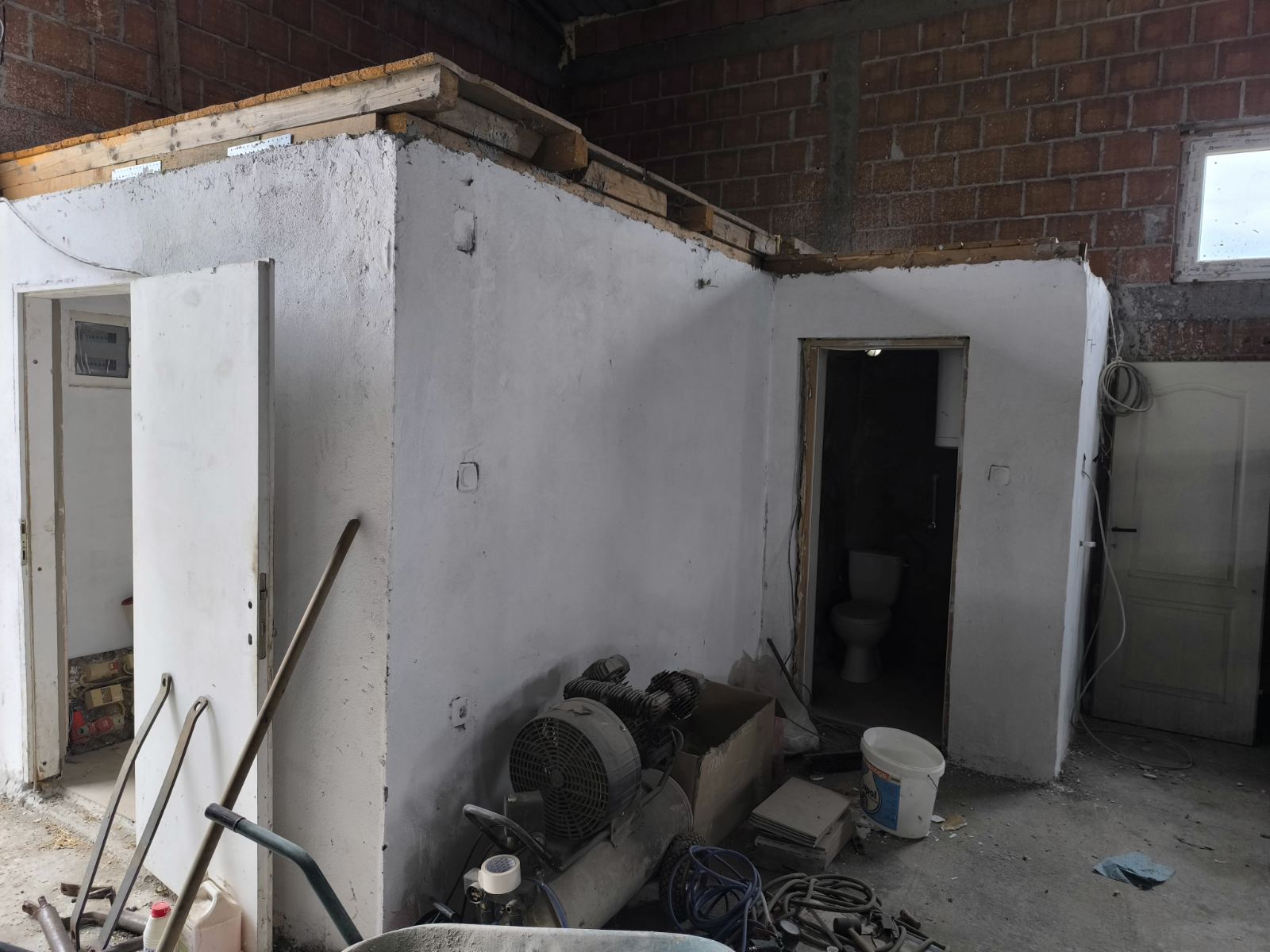 Kuća i hala u Karlovčiću