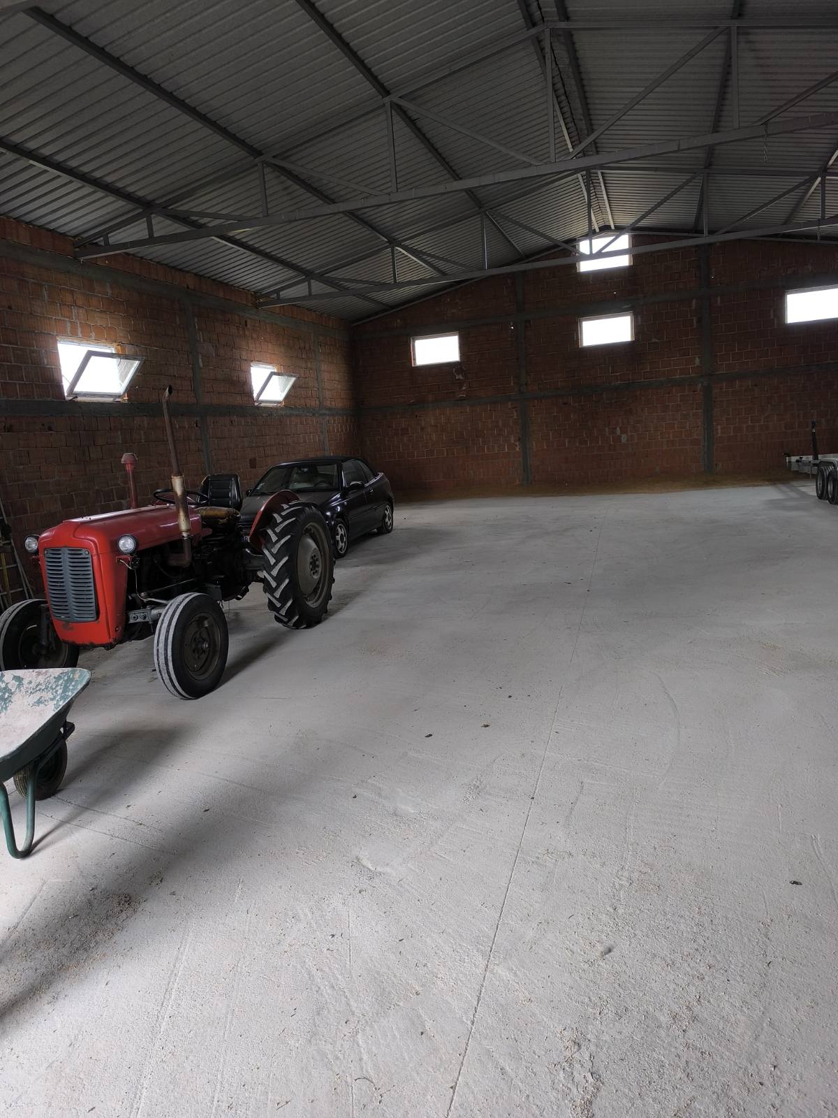 Kuća i hala u Karlovčiću