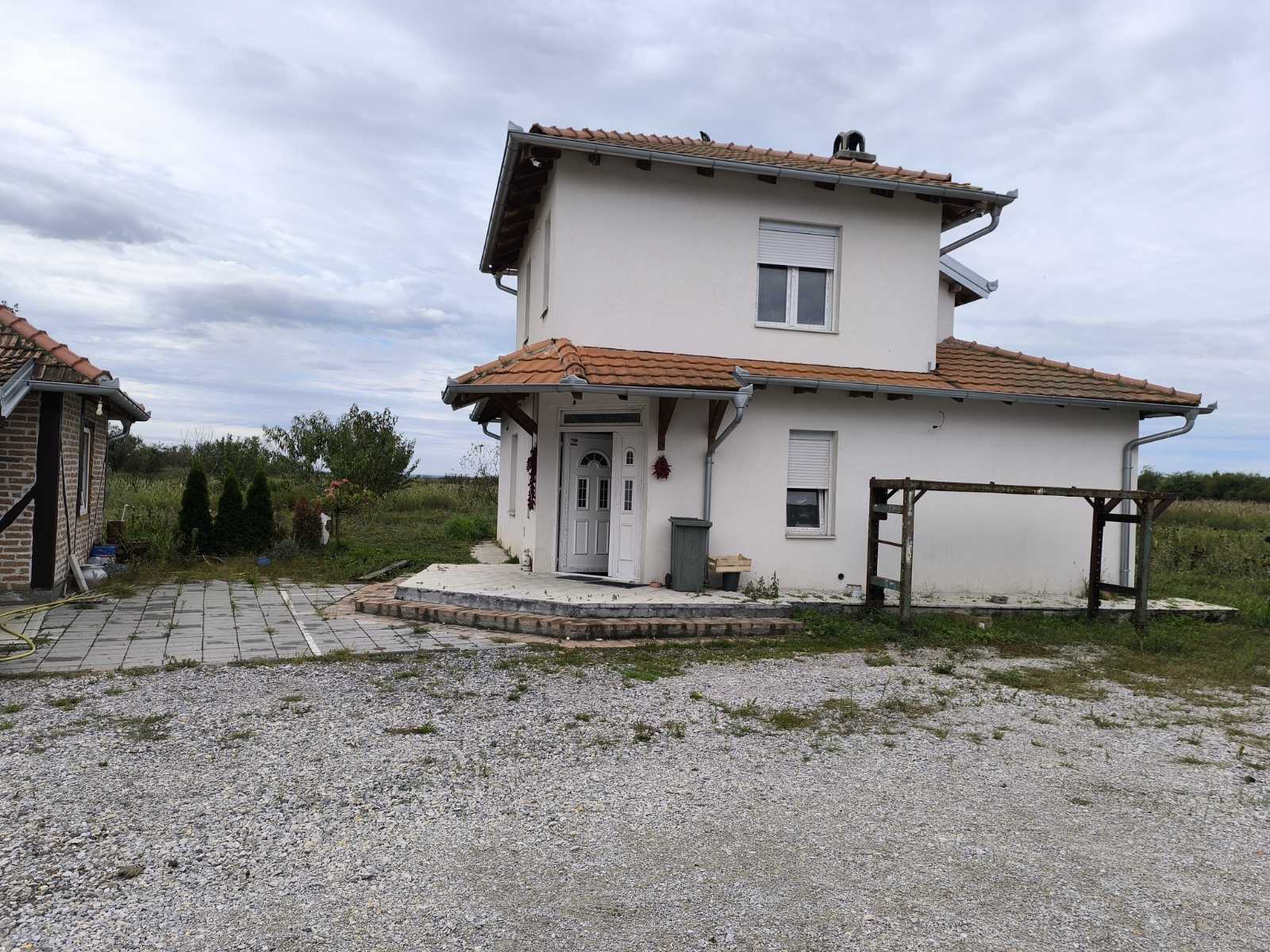 Kuća i hala u Karlovčiću