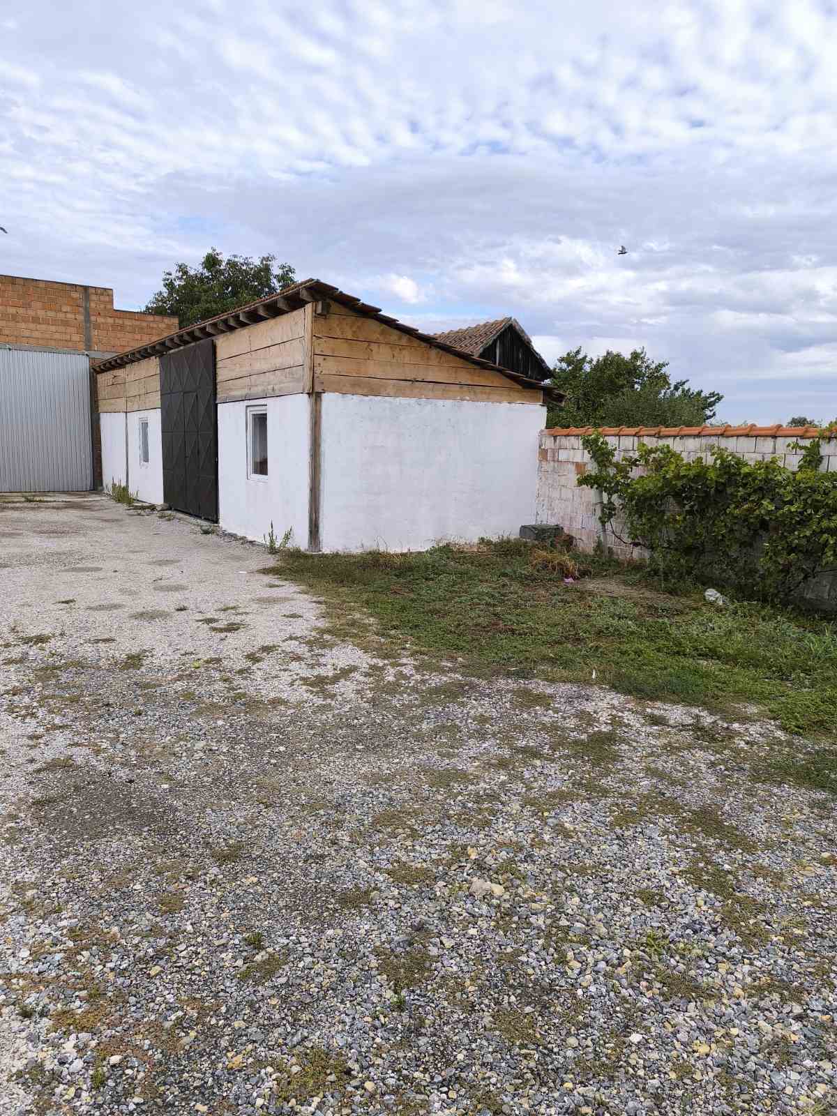 Kuća i hala u Karlovčiću