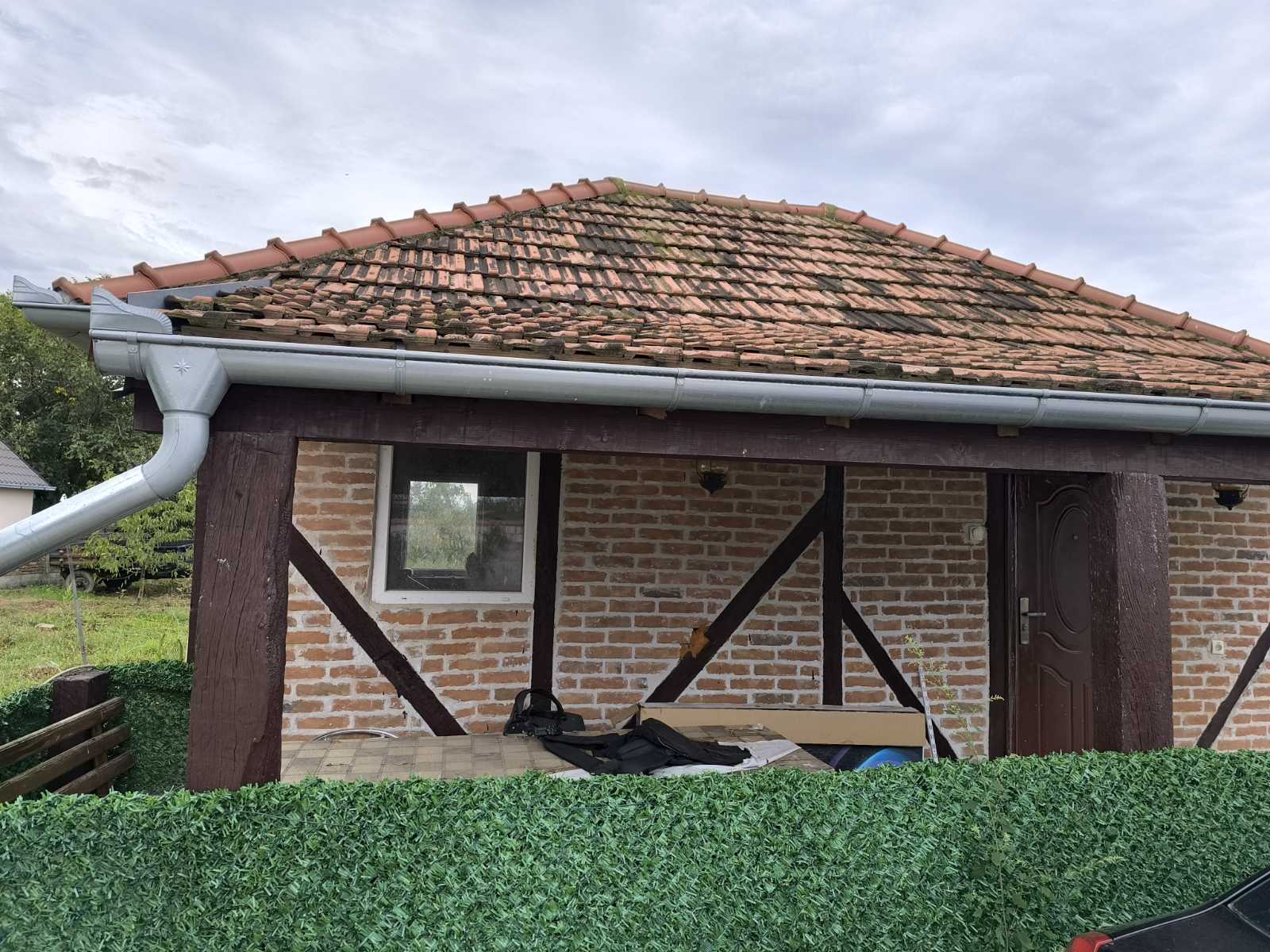 Kuća i hala u Karlovčiću