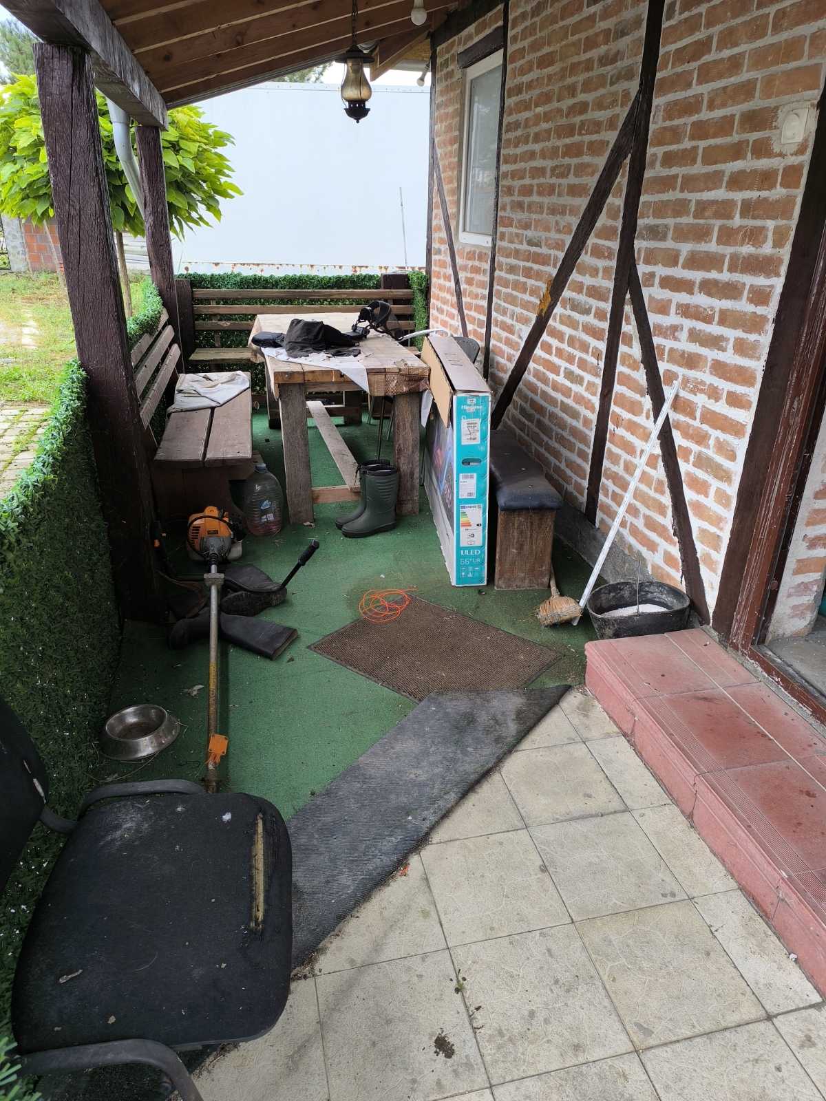 Kuća i hala u Karlovčiću