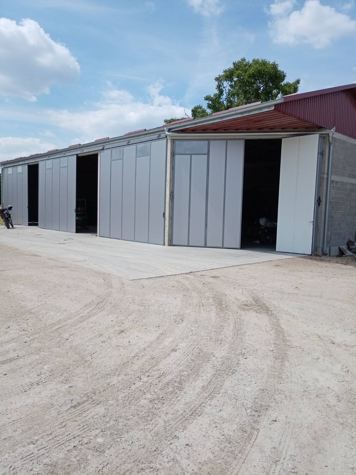 Hale 250m2 i 390m2 Buđanovci – izdavanje