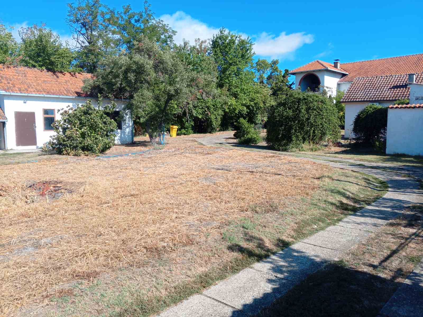 Kuća i poslovni prostor u Pećincima Kuća i poslovni prostor u Pećincima