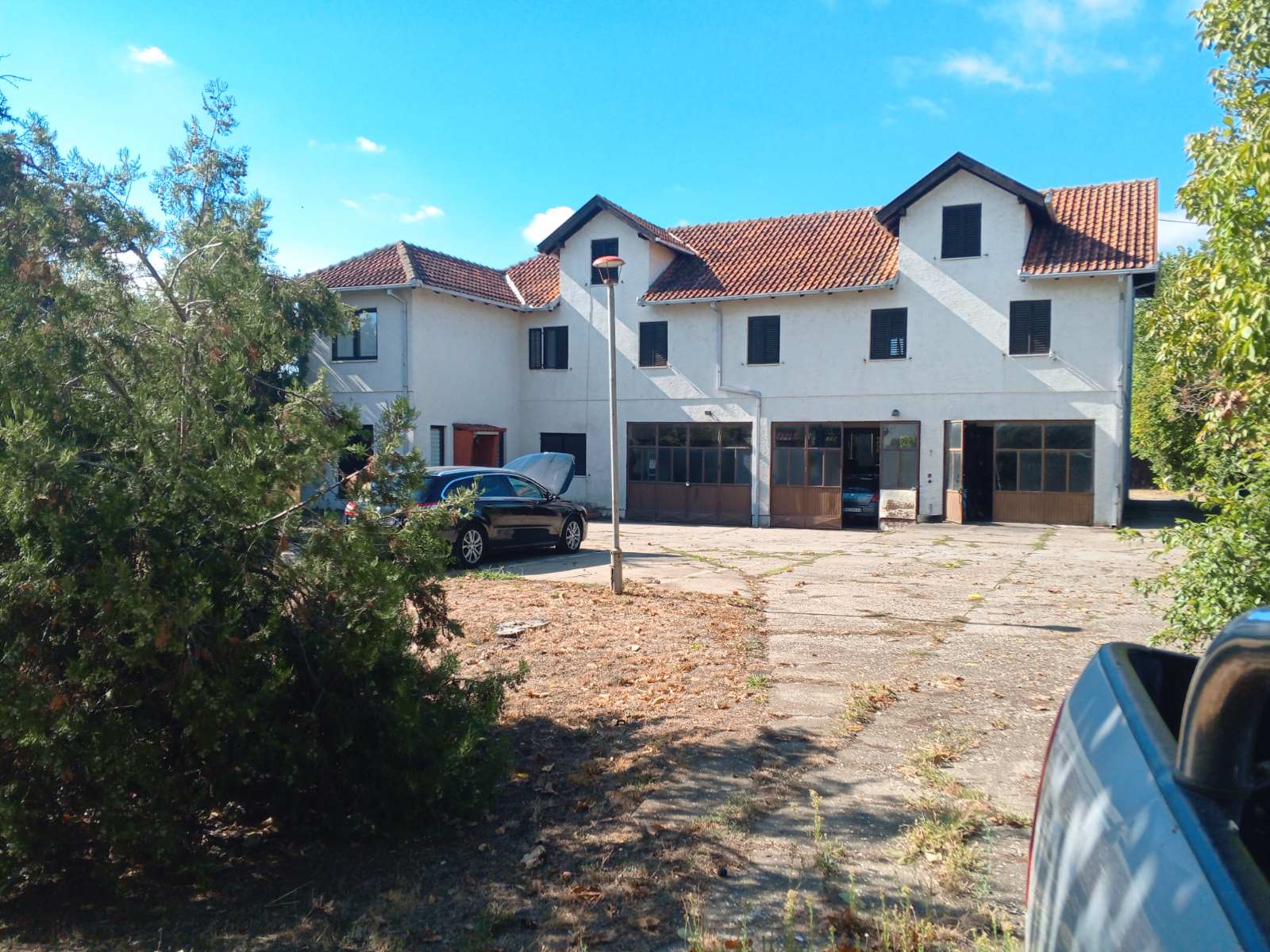 Kuća i poslovni prostor u Pećincima Kuća i poslovni prostor u Pećincima